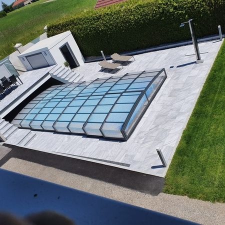 Überlaufpool und Naturstein-Pflaster Rauberger