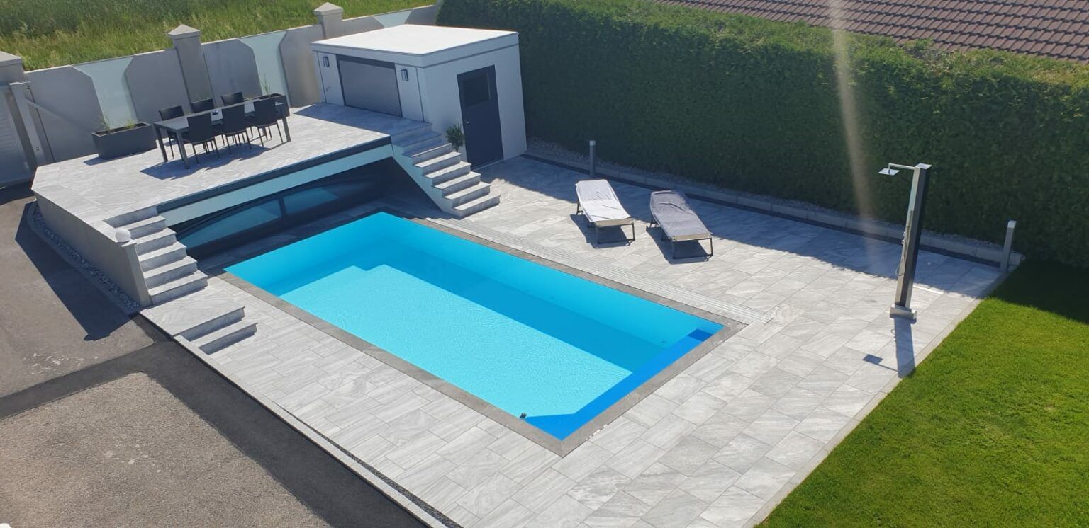 Überlaufpool und Naturstein-Pflaster Rauberger